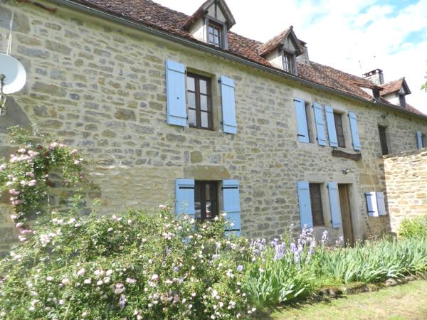 Maison ancienne - Gramat Propriété de caractère en pierres composée d'une maison d'habitation et d'une grange sur enclos de 1205 M² avec piscine
