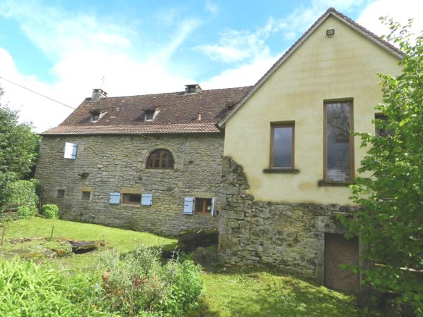 Maison ancienne - Gramat Propriété de caractère en pierres composée d'une maison d'habitation et d'une grange sur enclos de 1205 M² avec piscine