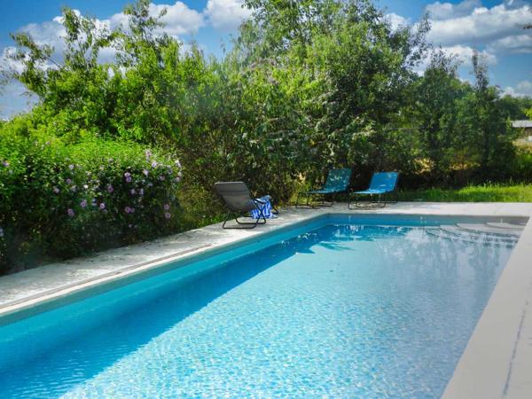 Maison ancienne - Gramat Propriété de caractère en pierres composée d'une maison d'habitation et d'une grange sur enclos de 1205 M² avec piscine