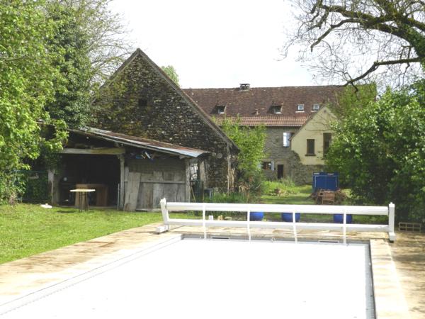 Maison ancienne - Gramat Propriété de caractère en pierres composée d'une maison d'habitation et d'une grange sur enclos de 1205 M² avec piscine