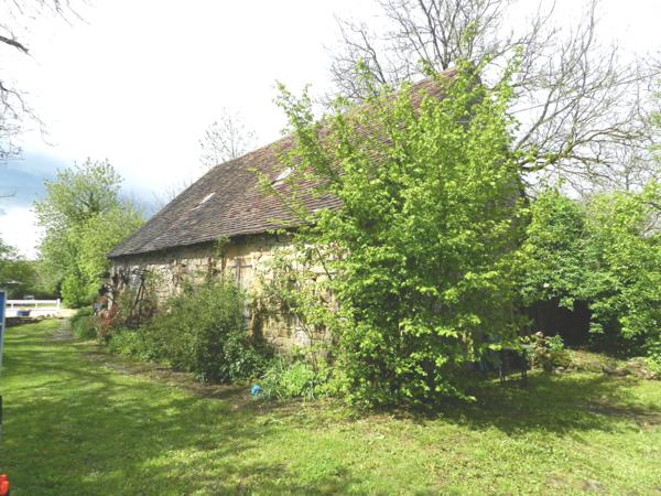 Maison ancienne - Gramat Propriété de caractère en pierres composée d'une maison d'habitation et d'une grange sur enclos de 1205 M² avec piscine