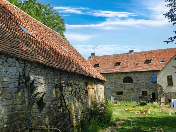 Maison ancienne - Gramat Propriété de caractère en pierres composée d'une maison d'habitation et d'une grange sur enclos de 1205 M² avec piscine