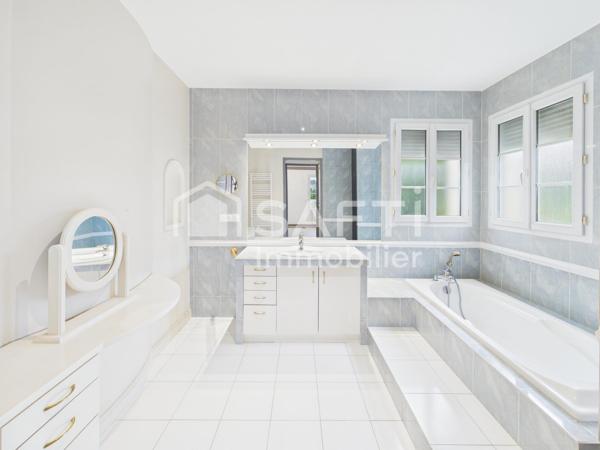 MERIGNAC - Maison lumineuse de 180 m2 avec de beaux volumes