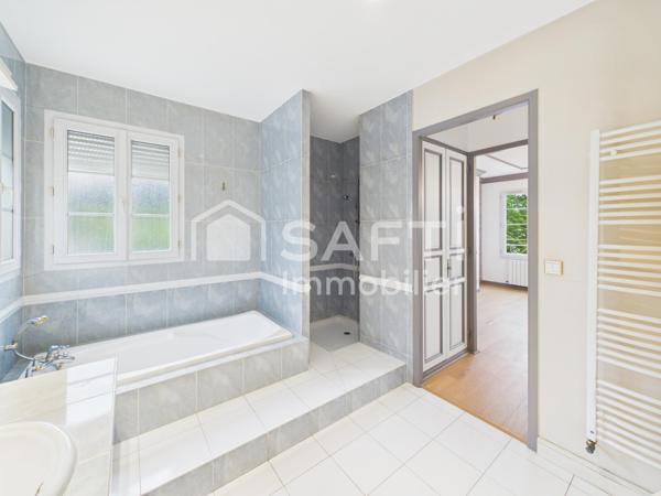 MERIGNAC - Maison lumineuse de 180 m2 avec de beaux volumes
