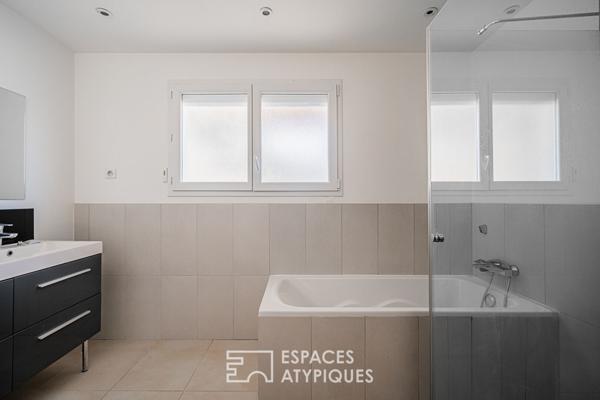 Maison contemporaine avec vue panoramique et piscine