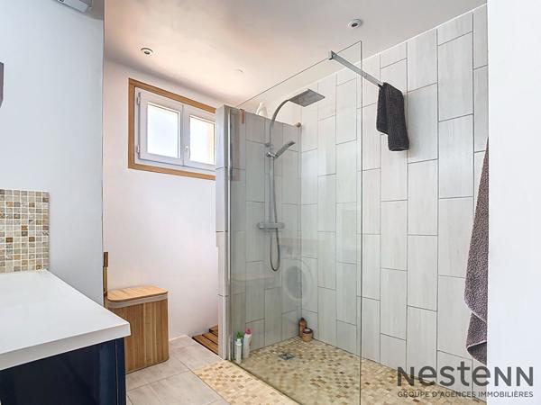 Haut de villa traversant T4 91 m² entièrement rénové ? Double terrasse avec vues magnifiques, piscine privative et stationnement