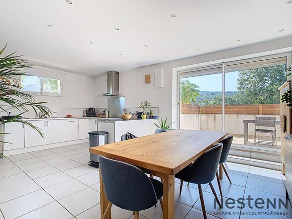 Haut de villa traversant T4 91 m² entièrement rénové ? Double terrasse avec vues magnifiques, piscine privative et stationnement