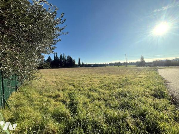 Terrains à bâtir en bordure d'un très beau village, 20 km d'AVIGNON