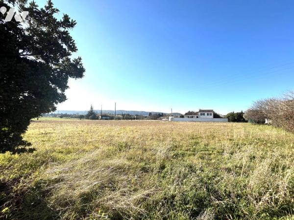 Terrains à bâtir en bordure d'un très beau village, 20 km d'AVIGNON