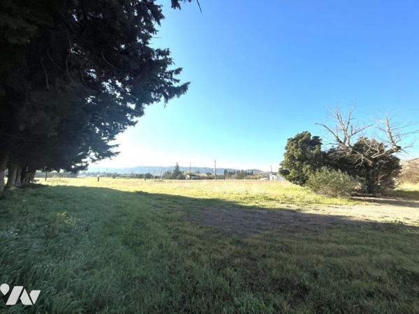 Terrains à bâtir en bordure d'un très beau village, 20 km d'AVIGNON