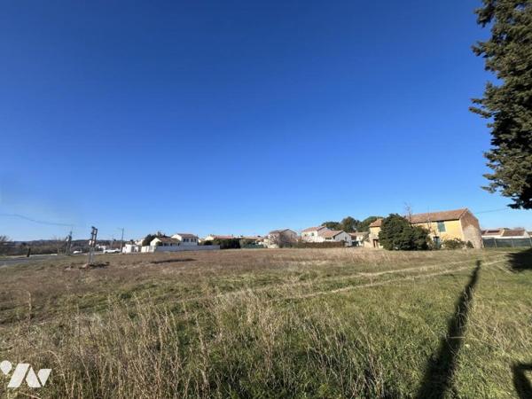 Terrains à bâtir en bordure d'un très beau village, 20 km d'AVIGNON