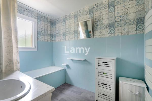 Maison individuelle de 1984 sur 607 m² de terrain avec sous-sol