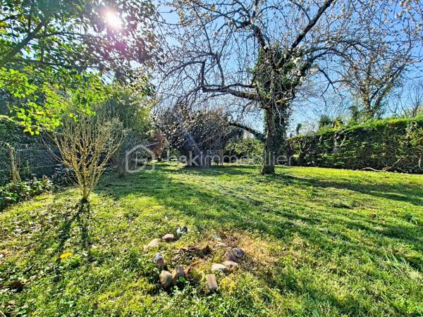 Située en cœur de ville de Castelsarrasin, cette maison de caractère datant de 1880 offre un cadre de vie rare : le charme de l’ancien avec un grand terrain de 2 683 m², une piscine, un jardin et un puits, le tout à proximité immédiate des commodités.

Une opportunité idéale pour les amoureux des maisons authentiques recherchant de l’espace et du potentiel en centre-ville.

La maison se compose au rez-de-chaussée d’une cuisine d’environ 17 m² équipée avec gaz de ville et chaudière, d’une véranda aluminium lumineuse d’environ 21 m² avec parquet offrant un bel espace de vie supplémentaire, d’une buanderie / dressing d’environ 8 m², d’une salle de bain avec douche et baignoire, ainsi que d’un WC et un bureau.

À l’étage, vous trouverez deux chambres avec parquet, dont une d’environ 17 m² avec armoire / dressing et une seconde d’environ 16 m².

Au deuxième niveau une belle pièce mansardée avec jonc de mer et poutres apparentes.

À l’extérieur, la propriété bénéficie d’un grand jardin, d’une piscine hors sol, d'une cave, d’un puits et d’une terrasse bois, offrant un cadre idéal pour profiter des beaux jours.

Cette maison conviendra parfaitement pour une résidence principale familiale, une maison de charme ou un projet de vie recherchant le calme tout en restant en centre-ville.
Les atouts du bien :
Emplacement centre-ville – Grand terrain rare sur le secteur – Maison de caractère – Piscine hors sol – Véranda lumineuse.

Contactez moi vite!