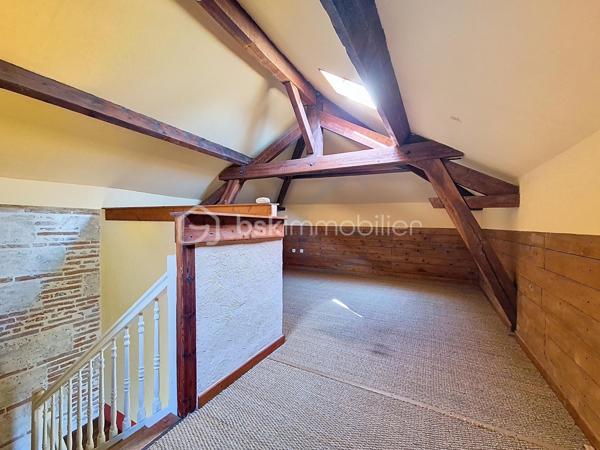 Située en cœur de ville de Castelsarrasin, cette maison de caractère datant de 1880 offre un cadre de vie rare : le charme de l’ancien avec un grand terrain de 2 683 m², une piscine, un jardin et un puits, le tout à proximité immédiate des commodités.

Une opportunité idéale pour les amoureux des maisons authentiques recherchant de l’espace et du potentiel en centre-ville.

La maison se compose au rez-de-chaussée d’une cuisine d’environ 17 m² équipée avec gaz de ville et chaudière, d’une véranda aluminium lumineuse d’environ 21 m² avec parquet offrant un bel espace de vie supplémentaire, d’une buanderie / dressing d’environ 8 m², d’une salle de bain avec douche et baignoire, ainsi que d’un WC et un bureau.

À l’étage, vous trouverez deux chambres avec parquet, dont une d’environ 17 m² avec armoire / dressing et une seconde d’environ 16 m².

Au deuxième niveau une belle pièce mansardée avec jonc de mer et poutres apparentes.

À l’extérieur, la propriété bénéficie d’un grand jardin, d’une piscine hors sol, d'une cave, d’un puits et d’une terrasse bois, offrant un cadre idéal pour profiter des beaux jours.

Cette maison conviendra parfaitement pour une résidence principale familiale, une maison de charme ou un projet de vie recherchant le calme tout en restant en centre-ville.
Les atouts du bien :
Emplacement centre-ville – Grand terrain rare sur le secteur – Maison de caractère – Piscine hors sol – Véranda lumineuse.

Contactez moi vite!