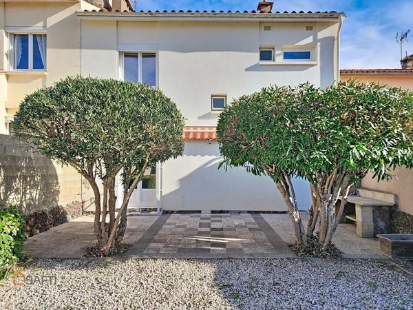 Maison de ville avec trois chambres garage et jardin