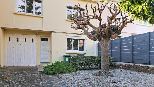 Maison de ville avec trois chambres garage et jardin