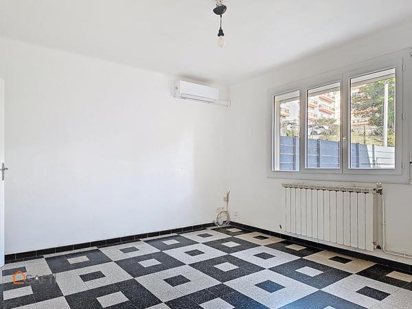 Maison de ville avec trois chambres garage et jardin