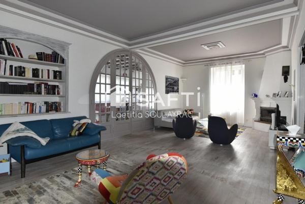 Maison individuelle d'environ 182 m² proche centre ville avec garage et jardin.