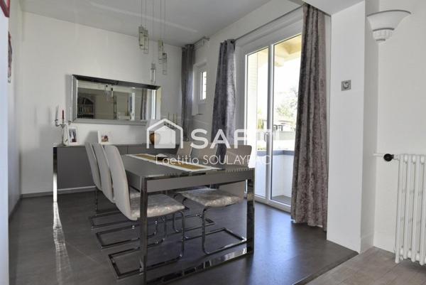 Maison individuelle d'environ 182 m² proche centre ville avec garage et jardin.