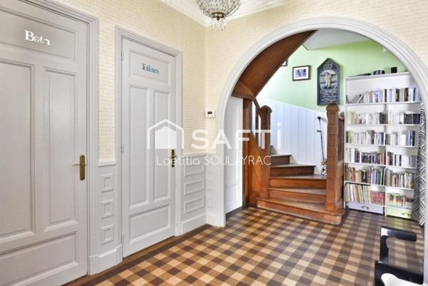 Maison individuelle d'environ 182 m² proche centre ville avec garage et jardin.