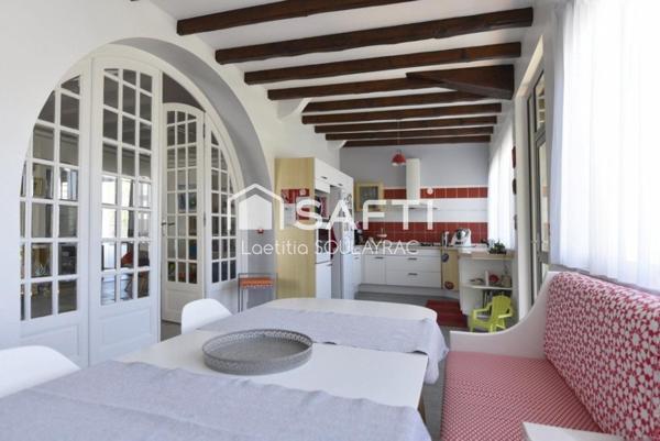 Maison individuelle d'environ 182 m² proche centre ville avec garage et jardin.