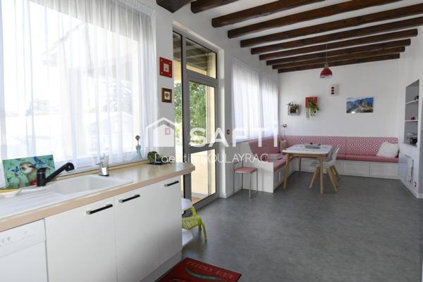 Maison individuelle d'environ 182 m² proche centre ville avec garage et jardin.