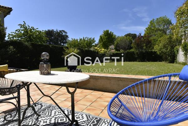 Maison individuelle d'environ 182 m² proche centre ville avec garage et jardin.