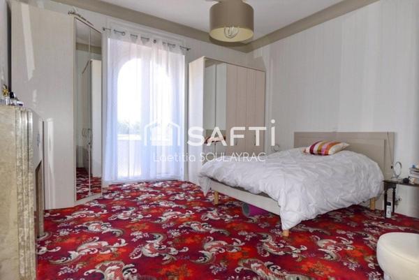 Maison individuelle d'environ 182 m² proche centre ville avec garage et jardin.