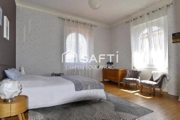 Maison individuelle d'environ 182 m² proche centre ville avec garage et jardin.