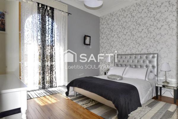 Maison individuelle d'environ 182 m² proche centre ville avec garage et jardin.