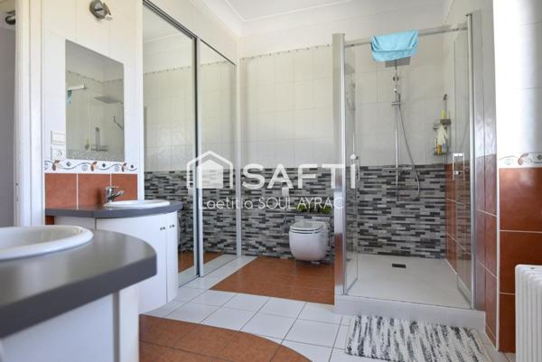 Maison individuelle d'environ 182 m² proche centre ville avec garage et jardin.