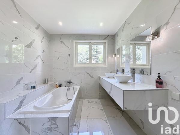 Maison 5 pièces de 121 m² à Écully (69130)