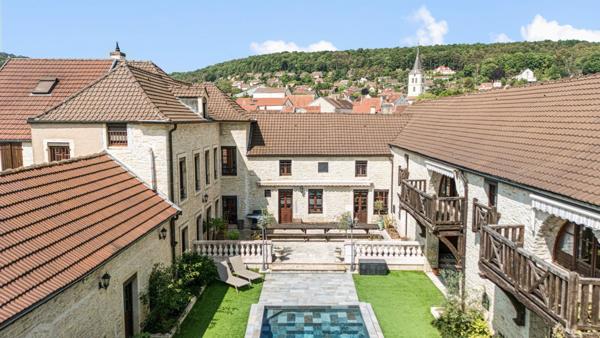 Vente propriété 480 m² 12 Pièces Corcelles-les-Monts