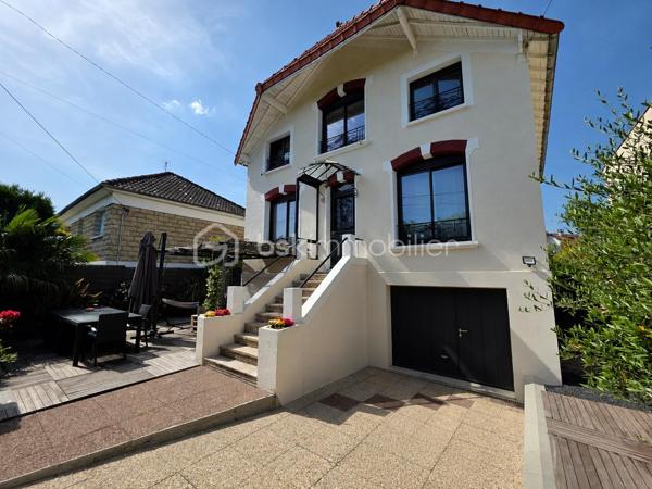 Située dans un quartier recherché, à proximité des écoles, des commerces et des bords de Marne, cette belle maison familiale INDIVIDUELLE de 133,40 m² habitables saura vous séduire par sa luminosité, ses volumes généreux et la qualité de ses prestations.

Édifiée sur un sous-sol total semi-enterré, elle offre un grand garage, une buanderie, un bureau, une salle d'eau ainsi qu'un WC.

Au rez-de-chaussée surélevé, vous découvrirez une superbe pièce de vie traversante et baignée de lumière de 41 m², ouverte sur une cuisine aménagée et équipée SoCoo'c de plus de 15 m². Une agréable suite parentale avec dressing, salle d'eau et WC complète ce niveau.

À l'étage, un vaste palier en mezzanine de 10,50 m² offre un espace idéal pour un bureau ou un coin détente. Vous y trouverez également 3 belles chambres, une salle de bains avec douche et baignoire ainsi qu'un WC indépendant.

À l'extérieur, le charme opère immédiatement avec ses deux terrasses aménagées, ses espaces de détente, son jardin verdoyant et parfaitement entretenu, offrant un cadre idéal pour profiter pleinement des beaux jours en famille ou entre amis.

Les atouts de cette maison :

Cuisine SoCoo'c (2019)
Chaudière à condensation (2019)
Fenêtres et portes remplacées en 2019
Portail et portillon motorisés
Volets roulants électriques
Électricité, plomberie et isolation refaites
Véranda et poêle à bois installés en 2019
Adoucisseur d'eau (2022)
Ravalement et climatisation réversible récents 3 ans et demi

Excellent classement énergétique : DPE C.

Une maison clé en main, parfaitement entretenue, où vous n'aurez plus qu'à poser vos valises.