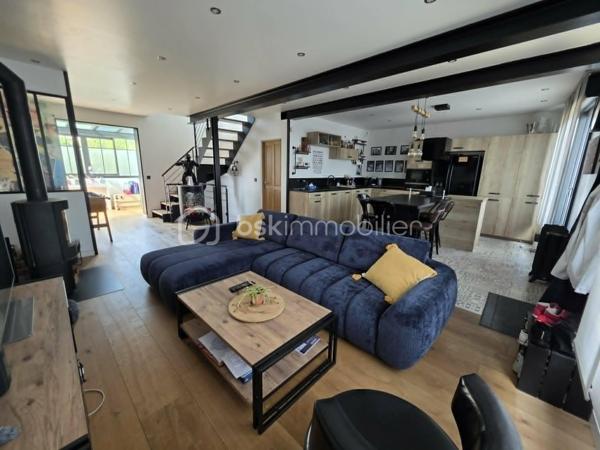 Située dans un quartier recherché, à proximité des écoles, des commerces et des bords de Marne, cette belle maison familiale INDIVIDUELLE de 133,40 m² habitables saura vous séduire par sa luminosité, ses volumes généreux et la qualité de ses prestations.

Édifiée sur un sous-sol total semi-enterré, elle offre un grand garage, une buanderie, un bureau, une salle d'eau ainsi qu'un WC.

Au rez-de-chaussée surélevé, vous découvrirez une superbe pièce de vie traversante et baignée de lumière de 41 m², ouverte sur une cuisine aménagée et équipée SoCoo'c de plus de 15 m². Une agréable suite parentale avec dressing, salle d'eau et WC complète ce niveau.

À l'étage, un vaste palier en mezzanine de 10,50 m² offre un espace idéal pour un bureau ou un coin détente. Vous y trouverez également 3 belles chambres, une salle de bains avec douche et baignoire ainsi qu'un WC indépendant.

À l'extérieur, le charme opère immédiatement avec ses deux terrasses aménagées, ses espaces de détente, son jardin verdoyant et parfaitement entretenu, offrant un cadre idéal pour profiter pleinement des beaux jours en famille ou entre amis.

Les atouts de cette maison :

Cuisine SoCoo'c (2019)
Chaudière à condensation (2019)
Fenêtres et portes remplacées en 2019
Portail et portillon motorisés
Volets roulants électriques
Électricité, plomberie et isolation refaites
Véranda et poêle à bois installés en 2019
Adoucisseur d'eau (2022)
Ravalement et climatisation réversible récents 3 ans et demi

Excellent classement énergétique : DPE C.

Une maison clé en main, parfaitement entretenue, où vous n'aurez plus qu'à poser vos valises.