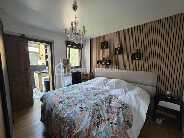 Située dans un quartier recherché, à proximité des écoles, des commerces et des bords de Marne, cette belle maison familiale INDIVIDUELLE de 133,40 m² habitables saura vous séduire par sa luminosité, ses volumes généreux et la qualité de ses prestations.

Édifiée sur un sous-sol total semi-enterré, elle offre un grand garage, une buanderie, un bureau, une salle d'eau ainsi qu'un WC.

Au rez-de-chaussée surélevé, vous découvrirez une superbe pièce de vie traversante et baignée de lumière de 41 m², ouverte sur une cuisine aménagée et équipée SoCoo'c de plus de 15 m². Une agréable suite parentale avec dressing, salle d'eau et WC complète ce niveau.

À l'étage, un vaste palier en mezzanine de 10,50 m² offre un espace idéal pour un bureau ou un coin détente. Vous y trouverez également 3 belles chambres, une salle de bains avec douche et baignoire ainsi qu'un WC indépendant.

À l'extérieur, le charme opère immédiatement avec ses deux terrasses aménagées, ses espaces de détente, son jardin verdoyant et parfaitement entretenu, offrant un cadre idéal pour profiter pleinement des beaux jours en famille ou entre amis.

Les atouts de cette maison :

Cuisine SoCoo'c (2019)
Chaudière à condensation (2019)
Fenêtres et portes remplacées en 2019
Portail et portillon motorisés
Volets roulants électriques
Électricité, plomberie et isolation refaites
Véranda et poêle à bois installés en 2019
Adoucisseur d'eau (2022)
Ravalement et climatisation réversible récents 3 ans et demi

Excellent classement énergétique : DPE C.

Une maison clé en main, parfaitement entretenue, où vous n'aurez plus qu'à poser vos valises.