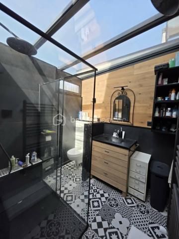 Située dans un quartier recherché, à proximité des écoles, des commerces et des bords de Marne, cette belle maison familiale INDIVIDUELLE de 133,40 m² habitables saura vous séduire par sa luminosité, ses volumes généreux et la qualité de ses prestations.

Édifiée sur un sous-sol total semi-enterré, elle offre un grand garage, une buanderie, un bureau, une salle d'eau ainsi qu'un WC.

Au rez-de-chaussée surélevé, vous découvrirez une superbe pièce de vie traversante et baignée de lumière de 41 m², ouverte sur une cuisine aménagée et équipée SoCoo'c de plus de 15 m². Une agréable suite parentale avec dressing, salle d'eau et WC complète ce niveau.

À l'étage, un vaste palier en mezzanine de 10,50 m² offre un espace idéal pour un bureau ou un coin détente. Vous y trouverez également 3 belles chambres, une salle de bains avec douche et baignoire ainsi qu'un WC indépendant.

À l'extérieur, le charme opère immédiatement avec ses deux terrasses aménagées, ses espaces de détente, son jardin verdoyant et parfaitement entretenu, offrant un cadre idéal pour profiter pleinement des beaux jours en famille ou entre amis.

Les atouts de cette maison :

Cuisine SoCoo'c (2019)
Chaudière à condensation (2019)
Fenêtres et portes remplacées en 2019
Portail et portillon motorisés
Volets roulants électriques
Électricité, plomberie et isolation refaites
Véranda et poêle à bois installés en 2019
Adoucisseur d'eau (2022)
Ravalement et climatisation réversible récents 3 ans et demi

Excellent classement énergétique : DPE C.

Une maison clé en main, parfaitement entretenue, où vous n'aurez plus qu'à poser vos valises.