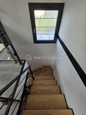 Située dans un quartier recherché, à proximité des écoles, des commerces et des bords de Marne, cette belle maison familiale INDIVIDUELLE de 133,40 m² habitables saura vous séduire par sa luminosité, ses volumes généreux et la qualité de ses prestations.

Édifiée sur un sous-sol total semi-enterré, elle offre un grand garage, une buanderie, un bureau, une salle d'eau ainsi qu'un WC.

Au rez-de-chaussée surélevé, vous découvrirez une superbe pièce de vie traversante et baignée de lumière de 41 m², ouverte sur une cuisine aménagée et équipée SoCoo'c de plus de 15 m². Une agréable suite parentale avec dressing, salle d'eau et WC complète ce niveau.

À l'étage, un vaste palier en mezzanine de 10,50 m² offre un espace idéal pour un bureau ou un coin détente. Vous y trouverez également 3 belles chambres, une salle de bains avec douche et baignoire ainsi qu'un WC indépendant.

À l'extérieur, le charme opère immédiatement avec ses deux terrasses aménagées, ses espaces de détente, son jardin verdoyant et parfaitement entretenu, offrant un cadre idéal pour profiter pleinement des beaux jours en famille ou entre amis.

Les atouts de cette maison :

Cuisine SoCoo'c (2019)
Chaudière à condensation (2019)
Fenêtres et portes remplacées en 2019
Portail et portillon motorisés
Volets roulants électriques
Électricité, plomberie et isolation refaites
Véranda et poêle à bois installés en 2019
Adoucisseur d'eau (2022)
Ravalement et climatisation réversible récents 3 ans et demi

Excellent classement énergétique : DPE C.

Une maison clé en main, parfaitement entretenue, où vous n'aurez plus qu'à poser vos valises.