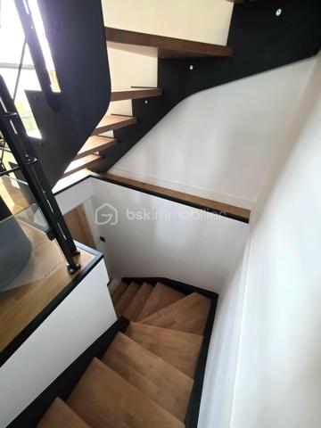 Située dans un quartier recherché, à proximité des écoles, des commerces et des bords de Marne, cette belle maison familiale INDIVIDUELLE de 133,40 m² habitables saura vous séduire par sa luminosité, ses volumes généreux et la qualité de ses prestations.

Édifiée sur un sous-sol total semi-enterré, elle offre un grand garage, une buanderie, un bureau, une salle d'eau ainsi qu'un WC.

Au rez-de-chaussée surélevé, vous découvrirez une superbe pièce de vie traversante et baignée de lumière de 41 m², ouverte sur une cuisine aménagée et équipée SoCoo'c de plus de 15 m². Une agréable suite parentale avec dressing, salle d'eau et WC complète ce niveau.

À l'étage, un vaste palier en mezzanine de 10,50 m² offre un espace idéal pour un bureau ou un coin détente. Vous y trouverez également 3 belles chambres, une salle de bains avec douche et baignoire ainsi qu'un WC indépendant.

À l'extérieur, le charme opère immédiatement avec ses deux terrasses aménagées, ses espaces de détente, son jardin verdoyant et parfaitement entretenu, offrant un cadre idéal pour profiter pleinement des beaux jours en famille ou entre amis.

Les atouts de cette maison :

Cuisine SoCoo'c (2019)
Chaudière à condensation (2019)
Fenêtres et portes remplacées en 2019
Portail et portillon motorisés
Volets roulants électriques
Électricité, plomberie et isolation refaites
Véranda et poêle à bois installés en 2019
Adoucisseur d'eau (2022)
Ravalement et climatisation réversible récents 3 ans et demi

Excellent classement énergétique : DPE C.

Une maison clé en main, parfaitement entretenue, où vous n'aurez plus qu'à poser vos valises.