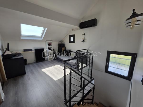 Située dans un quartier recherché, à proximité des écoles, des commerces et des bords de Marne, cette belle maison familiale INDIVIDUELLE de 133,40 m² habitables saura vous séduire par sa luminosité, ses volumes généreux et la qualité de ses prestations.

Édifiée sur un sous-sol total semi-enterré, elle offre un grand garage, une buanderie, un bureau, une salle d'eau ainsi qu'un WC.

Au rez-de-chaussée surélevé, vous découvrirez une superbe pièce de vie traversante et baignée de lumière de 41 m², ouverte sur une cuisine aménagée et équipée SoCoo'c de plus de 15 m². Une agréable suite parentale avec dressing, salle d'eau et WC complète ce niveau.

À l'étage, un vaste palier en mezzanine de 10,50 m² offre un espace idéal pour un bureau ou un coin détente. Vous y trouverez également 3 belles chambres, une salle de bains avec douche et baignoire ainsi qu'un WC indépendant.

À l'extérieur, le charme opère immédiatement avec ses deux terrasses aménagées, ses espaces de détente, son jardin verdoyant et parfaitement entretenu, offrant un cadre idéal pour profiter pleinement des beaux jours en famille ou entre amis.

Les atouts de cette maison :

Cuisine SoCoo'c (2019)
Chaudière à condensation (2019)
Fenêtres et portes remplacées en 2019
Portail et portillon motorisés
Volets roulants électriques
Électricité, plomberie et isolation refaites
Véranda et poêle à bois installés en 2019
Adoucisseur d'eau (2022)
Ravalement et climatisation réversible récents 3 ans et demi

Excellent classement énergétique : DPE C.

Une maison clé en main, parfaitement entretenue, où vous n'aurez plus qu'à poser vos valises.