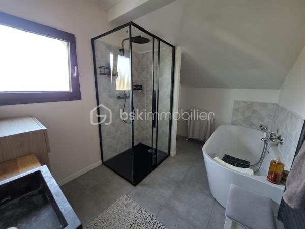 Située dans un quartier recherché, à proximité des écoles, des commerces et des bords de Marne, cette belle maison familiale INDIVIDUELLE de 133,40 m² habitables saura vous séduire par sa luminosité, ses volumes généreux et la qualité de ses prestations.

Édifiée sur un sous-sol total semi-enterré, elle offre un grand garage, une buanderie, un bureau, une salle d'eau ainsi qu'un WC.

Au rez-de-chaussée surélevé, vous découvrirez une superbe pièce de vie traversante et baignée de lumière de 41 m², ouverte sur une cuisine aménagée et équipée SoCoo'c de plus de 15 m². Une agréable suite parentale avec dressing, salle d'eau et WC complète ce niveau.

À l'étage, un vaste palier en mezzanine de 10,50 m² offre un espace idéal pour un bureau ou un coin détente. Vous y trouverez également 3 belles chambres, une salle de bains avec douche et baignoire ainsi qu'un WC indépendant.

À l'extérieur, le charme opère immédiatement avec ses deux terrasses aménagées, ses espaces de détente, son jardin verdoyant et parfaitement entretenu, offrant un cadre idéal pour profiter pleinement des beaux jours en famille ou entre amis.

Les atouts de cette maison :

Cuisine SoCoo'c (2019)
Chaudière à condensation (2019)
Fenêtres et portes remplacées en 2019
Portail et portillon motorisés
Volets roulants électriques
Électricité, plomberie et isolation refaites
Véranda et poêle à bois installés en 2019
Adoucisseur d'eau (2022)
Ravalement et climatisation réversible récents 3 ans et demi

Excellent classement énergétique : DPE C.

Une maison clé en main, parfaitement entretenue, où vous n'aurez plus qu'à poser vos valises.