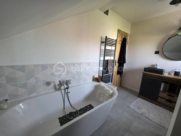 Située dans un quartier recherché, à proximité des écoles, des commerces et des bords de Marne, cette belle maison familiale INDIVIDUELLE de 133,40 m² habitables saura vous séduire par sa luminosité, ses volumes généreux et la qualité de ses prestations.

Édifiée sur un sous-sol total semi-enterré, elle offre un grand garage, une buanderie, un bureau, une salle d'eau ainsi qu'un WC.

Au rez-de-chaussée surélevé, vous découvrirez une superbe pièce de vie traversante et baignée de lumière de 41 m², ouverte sur une cuisine aménagée et équipée SoCoo'c de plus de 15 m². Une agréable suite parentale avec dressing, salle d'eau et WC complète ce niveau.

À l'étage, un vaste palier en mezzanine de 10,50 m² offre un espace idéal pour un bureau ou un coin détente. Vous y trouverez également 3 belles chambres, une salle de bains avec douche et baignoire ainsi qu'un WC indépendant.

À l'extérieur, le charme opère immédiatement avec ses deux terrasses aménagées, ses espaces de détente, son jardin verdoyant et parfaitement entretenu, offrant un cadre idéal pour profiter pleinement des beaux jours en famille ou entre amis.

Les atouts de cette maison :

Cuisine SoCoo'c (2019)
Chaudière à condensation (2019)
Fenêtres et portes remplacées en 2019
Portail et portillon motorisés
Volets roulants électriques
Électricité, plomberie et isolation refaites
Véranda et poêle à bois installés en 2019
Adoucisseur d'eau (2022)
Ravalement et climatisation réversible récents 3 ans et demi

Excellent classement énergétique : DPE C.

Une maison clé en main, parfaitement entretenue, où vous n'aurez plus qu'à poser vos valises.