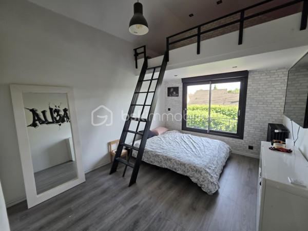 Située dans un quartier recherché, à proximité des écoles, des commerces et des bords de Marne, cette belle maison familiale INDIVIDUELLE de 133,40 m² habitables saura vous séduire par sa luminosité, ses volumes généreux et la qualité de ses prestations.

Édifiée sur un sous-sol total semi-enterré, elle offre un grand garage, une buanderie, un bureau, une salle d'eau ainsi qu'un WC.

Au rez-de-chaussée surélevé, vous découvrirez une superbe pièce de vie traversante et baignée de lumière de 41 m², ouverte sur une cuisine aménagée et équipée SoCoo'c de plus de 15 m². Une agréable suite parentale avec dressing, salle d'eau et WC complète ce niveau.

À l'étage, un vaste palier en mezzanine de 10,50 m² offre un espace idéal pour un bureau ou un coin détente. Vous y trouverez également 3 belles chambres, une salle de bains avec douche et baignoire ainsi qu'un WC indépendant.

À l'extérieur, le charme opère immédiatement avec ses deux terrasses aménagées, ses espaces de détente, son jardin verdoyant et parfaitement entretenu, offrant un cadre idéal pour profiter pleinement des beaux jours en famille ou entre amis.

Les atouts de cette maison :

Cuisine SoCoo'c (2019)
Chaudière à condensation (2019)
Fenêtres et portes remplacées en 2019
Portail et portillon motorisés
Volets roulants électriques
Électricité, plomberie et isolation refaites
Véranda et poêle à bois installés en 2019
Adoucisseur d'eau (2022)
Ravalement et climatisation réversible récents 3 ans et demi

Excellent classement énergétique : DPE C.

Une maison clé en main, parfaitement entretenue, où vous n'aurez plus qu'à poser vos valises.