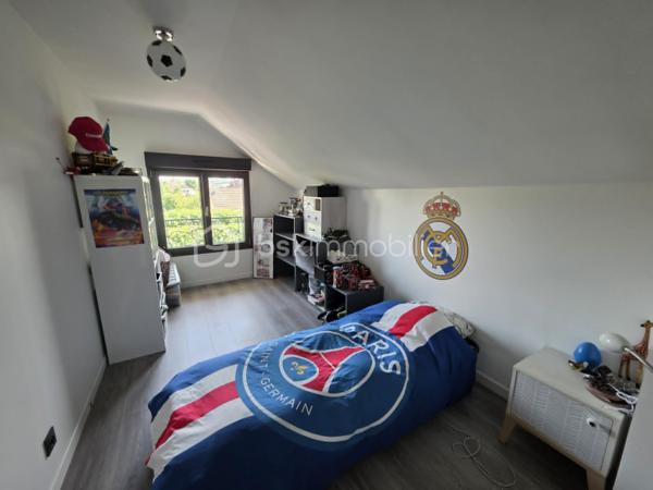 Située dans un quartier recherché, à proximité des écoles, des commerces et des bords de Marne, cette belle maison familiale INDIVIDUELLE de 133,40 m² habitables saura vous séduire par sa luminosité, ses volumes généreux et la qualité de ses prestations.

Édifiée sur un sous-sol total semi-enterré, elle offre un grand garage, une buanderie, un bureau, une salle d'eau ainsi qu'un WC.

Au rez-de-chaussée surélevé, vous découvrirez une superbe pièce de vie traversante et baignée de lumière de 41 m², ouverte sur une cuisine aménagée et équipée SoCoo'c de plus de 15 m². Une agréable suite parentale avec dressing, salle d'eau et WC complète ce niveau.

À l'étage, un vaste palier en mezzanine de 10,50 m² offre un espace idéal pour un bureau ou un coin détente. Vous y trouverez également 3 belles chambres, une salle de bains avec douche et baignoire ainsi qu'un WC indépendant.

À l'extérieur, le charme opère immédiatement avec ses deux terrasses aménagées, ses espaces de détente, son jardin verdoyant et parfaitement entretenu, offrant un cadre idéal pour profiter pleinement des beaux jours en famille ou entre amis.

Les atouts de cette maison :

Cuisine SoCoo'c (2019)
Chaudière à condensation (2019)
Fenêtres et portes remplacées en 2019
Portail et portillon motorisés
Volets roulants électriques
Électricité, plomberie et isolation refaites
Véranda et poêle à bois installés en 2019
Adoucisseur d'eau (2022)
Ravalement et climatisation réversible récents 3 ans et demi

Excellent classement énergétique : DPE C.

Une maison clé en main, parfaitement entretenue, où vous n'aurez plus qu'à poser vos valises.