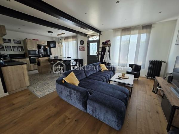Située dans un quartier recherché, à proximité des écoles, des commerces et des bords de Marne, cette belle maison familiale INDIVIDUELLE de 133,40 m² habitables saura vous séduire par sa luminosité, ses volumes généreux et la qualité de ses prestations.

Édifiée sur un sous-sol total semi-enterré, elle offre un grand garage, une buanderie, un bureau, une salle d'eau ainsi qu'un WC.

Au rez-de-chaussée surélevé, vous découvrirez une superbe pièce de vie traversante et baignée de lumière de 41 m², ouverte sur une cuisine aménagée et équipée SoCoo'c de plus de 15 m². Une agréable suite parentale avec dressing, salle d'eau et WC complète ce niveau.

À l'étage, un vaste palier en mezzanine de 10,50 m² offre un espace idéal pour un bureau ou un coin détente. Vous y trouverez également 3 belles chambres, une salle de bains avec douche et baignoire ainsi qu'un WC indépendant.

À l'extérieur, le charme opère immédiatement avec ses deux terrasses aménagées, ses espaces de détente, son jardin verdoyant et parfaitement entretenu, offrant un cadre idéal pour profiter pleinement des beaux jours en famille ou entre amis.

Les atouts de cette maison :

Cuisine SoCoo'c (2019)
Chaudière à condensation (2019)
Fenêtres et portes remplacées en 2019
Portail et portillon motorisés
Volets roulants électriques
Électricité, plomberie et isolation refaites
Véranda et poêle à bois installés en 2019
Adoucisseur d'eau (2022)
Ravalement et climatisation réversible récents 3 ans et demi

Excellent classement énergétique : DPE C.

Une maison clé en main, parfaitement entretenue, où vous n'aurez plus qu'à poser vos valises.