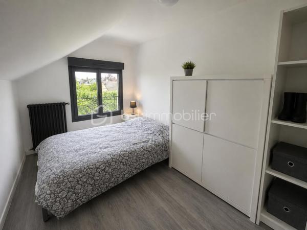 Située dans un quartier recherché, à proximité des écoles, des commerces et des bords de Marne, cette belle maison familiale INDIVIDUELLE de 133,40 m² habitables saura vous séduire par sa luminosité, ses volumes généreux et la qualité de ses prestations.

Édifiée sur un sous-sol total semi-enterré, elle offre un grand garage, une buanderie, un bureau, une salle d'eau ainsi qu'un WC.

Au rez-de-chaussée surélevé, vous découvrirez une superbe pièce de vie traversante et baignée de lumière de 41 m², ouverte sur une cuisine aménagée et équipée SoCoo'c de plus de 15 m². Une agréable suite parentale avec dressing, salle d'eau et WC complète ce niveau.

À l'étage, un vaste palier en mezzanine de 10,50 m² offre un espace idéal pour un bureau ou un coin détente. Vous y trouverez également 3 belles chambres, une salle de bains avec douche et baignoire ainsi qu'un WC indépendant.

À l'extérieur, le charme opère immédiatement avec ses deux terrasses aménagées, ses espaces de détente, son jardin verdoyant et parfaitement entretenu, offrant un cadre idéal pour profiter pleinement des beaux jours en famille ou entre amis.

Les atouts de cette maison :

Cuisine SoCoo'c (2019)
Chaudière à condensation (2019)
Fenêtres et portes remplacées en 2019
Portail et portillon motorisés
Volets roulants électriques
Électricité, plomberie et isolation refaites
Véranda et poêle à bois installés en 2019
Adoucisseur d'eau (2022)
Ravalement et climatisation réversible récents 3 ans et demi

Excellent classement énergétique : DPE C.

Une maison clé en main, parfaitement entretenue, où vous n'aurez plus qu'à poser vos valises.