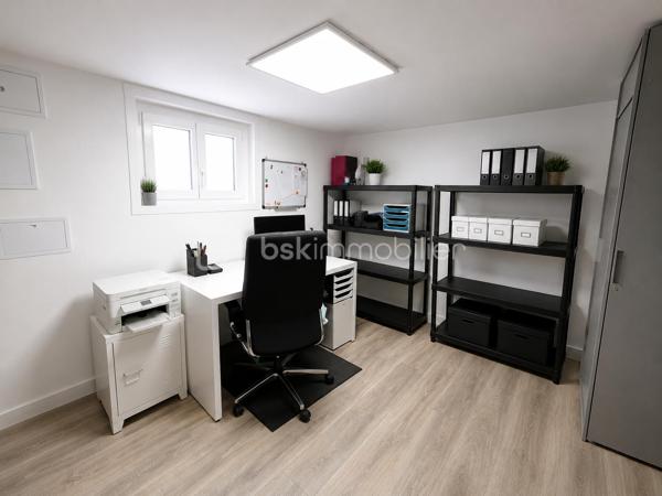 Située dans un quartier recherché, à proximité des écoles, des commerces et des bords de Marne, cette belle maison familiale INDIVIDUELLE de 133,40 m² habitables saura vous séduire par sa luminosité, ses volumes généreux et la qualité de ses prestations.

Édifiée sur un sous-sol total semi-enterré, elle offre un grand garage, une buanderie, un bureau, une salle d'eau ainsi qu'un WC.

Au rez-de-chaussée surélevé, vous découvrirez une superbe pièce de vie traversante et baignée de lumière de 41 m², ouverte sur une cuisine aménagée et équipée SoCoo'c de plus de 15 m². Une agréable suite parentale avec dressing, salle d'eau et WC complète ce niveau.

À l'étage, un vaste palier en mezzanine de 10,50 m² offre un espace idéal pour un bureau ou un coin détente. Vous y trouverez également 3 belles chambres, une salle de bains avec douche et baignoire ainsi qu'un WC indépendant.

À l'extérieur, le charme opère immédiatement avec ses deux terrasses aménagées, ses espaces de détente, son jardin verdoyant et parfaitement entretenu, offrant un cadre idéal pour profiter pleinement des beaux jours en famille ou entre amis.

Les atouts de cette maison :

Cuisine SoCoo'c (2019)
Chaudière à condensation (2019)
Fenêtres et portes remplacées en 2019
Portail et portillon motorisés
Volets roulants électriques
Électricité, plomberie et isolation refaites
Véranda et poêle à bois installés en 2019
Adoucisseur d'eau (2022)
Ravalement et climatisation réversible récents 3 ans et demi

Excellent classement énergétique : DPE C.

Une maison clé en main, parfaitement entretenue, où vous n'aurez plus qu'à poser vos valises.