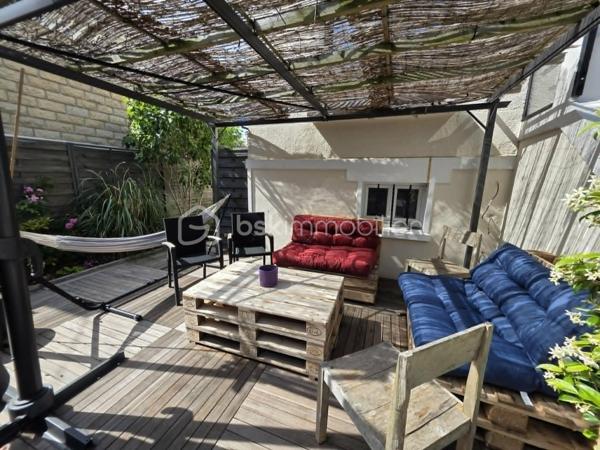 Située dans un quartier recherché, à proximité des écoles, des commerces et des bords de Marne, cette belle maison familiale INDIVIDUELLE de 133,40 m² habitables saura vous séduire par sa luminosité, ses volumes généreux et la qualité de ses prestations.

Édifiée sur un sous-sol total semi-enterré, elle offre un grand garage, une buanderie, un bureau, une salle d'eau ainsi qu'un WC.

Au rez-de-chaussée surélevé, vous découvrirez une superbe pièce de vie traversante et baignée de lumière de 41 m², ouverte sur une cuisine aménagée et équipée SoCoo'c de plus de 15 m². Une agréable suite parentale avec dressing, salle d'eau et WC complète ce niveau.

À l'étage, un vaste palier en mezzanine de 10,50 m² offre un espace idéal pour un bureau ou un coin détente. Vous y trouverez également 3 belles chambres, une salle de bains avec douche et baignoire ainsi qu'un WC indépendant.

À l'extérieur, le charme opère immédiatement avec ses deux terrasses aménagées, ses espaces de détente, son jardin verdoyant et parfaitement entretenu, offrant un cadre idéal pour profiter pleinement des beaux jours en famille ou entre amis.

Les atouts de cette maison :

Cuisine SoCoo'c (2019)
Chaudière à condensation (2019)
Fenêtres et portes remplacées en 2019
Portail et portillon motorisés
Volets roulants électriques
Électricité, plomberie et isolation refaites
Véranda et poêle à bois installés en 2019
Adoucisseur d'eau (2022)
Ravalement et climatisation réversible récents 3 ans et demi

Excellent classement énergétique : DPE C.

Une maison clé en main, parfaitement entretenue, où vous n'aurez plus qu'à poser vos valises.