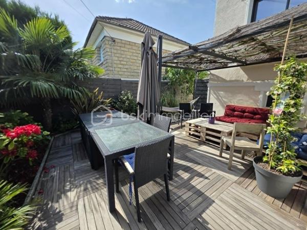 Située dans un quartier recherché, à proximité des écoles, des commerces et des bords de Marne, cette belle maison familiale INDIVIDUELLE de 133,40 m² habitables saura vous séduire par sa luminosité, ses volumes généreux et la qualité de ses prestations.

Édifiée sur un sous-sol total semi-enterré, elle offre un grand garage, une buanderie, un bureau, une salle d'eau ainsi qu'un WC.

Au rez-de-chaussée surélevé, vous découvrirez une superbe pièce de vie traversante et baignée de lumière de 41 m², ouverte sur une cuisine aménagée et équipée SoCoo'c de plus de 15 m². Une agréable suite parentale avec dressing, salle d'eau et WC complète ce niveau.

À l'étage, un vaste palier en mezzanine de 10,50 m² offre un espace idéal pour un bureau ou un coin détente. Vous y trouverez également 3 belles chambres, une salle de bains avec douche et baignoire ainsi qu'un WC indépendant.

À l'extérieur, le charme opère immédiatement avec ses deux terrasses aménagées, ses espaces de détente, son jardin verdoyant et parfaitement entretenu, offrant un cadre idéal pour profiter pleinement des beaux jours en famille ou entre amis.

Les atouts de cette maison :

Cuisine SoCoo'c (2019)
Chaudière à condensation (2019)
Fenêtres et portes remplacées en 2019
Portail et portillon motorisés
Volets roulants électriques
Électricité, plomberie et isolation refaites
Véranda et poêle à bois installés en 2019
Adoucisseur d'eau (2022)
Ravalement et climatisation réversible récents 3 ans et demi

Excellent classement énergétique : DPE C.

Une maison clé en main, parfaitement entretenue, où vous n'aurez plus qu'à poser vos valises.