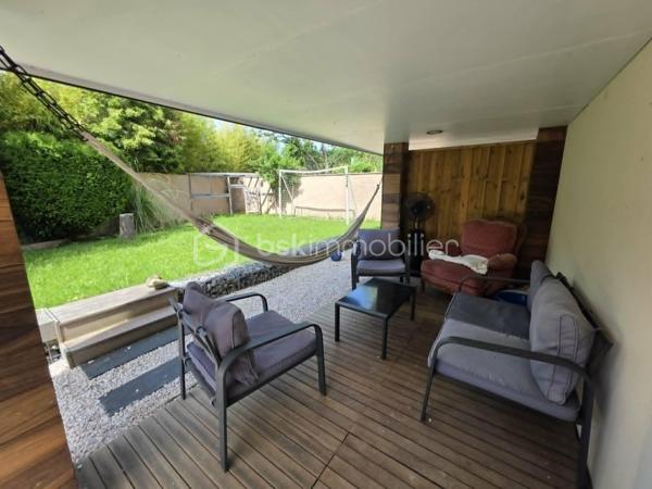 Située dans un quartier recherché, à proximité des écoles, des commerces et des bords de Marne, cette belle maison familiale INDIVIDUELLE de 133,40 m² habitables saura vous séduire par sa luminosité, ses volumes généreux et la qualité de ses prestations.

Édifiée sur un sous-sol total semi-enterré, elle offre un grand garage, une buanderie, un bureau, une salle d'eau ainsi qu'un WC.

Au rez-de-chaussée surélevé, vous découvrirez une superbe pièce de vie traversante et baignée de lumière de 41 m², ouverte sur une cuisine aménagée et équipée SoCoo'c de plus de 15 m². Une agréable suite parentale avec dressing, salle d'eau et WC complète ce niveau.

À l'étage, un vaste palier en mezzanine de 10,50 m² offre un espace idéal pour un bureau ou un coin détente. Vous y trouverez également 3 belles chambres, une salle de bains avec douche et baignoire ainsi qu'un WC indépendant.

À l'extérieur, le charme opère immédiatement avec ses deux terrasses aménagées, ses espaces de détente, son jardin verdoyant et parfaitement entretenu, offrant un cadre idéal pour profiter pleinement des beaux jours en famille ou entre amis.

Les atouts de cette maison :

Cuisine SoCoo'c (2019)
Chaudière à condensation (2019)
Fenêtres et portes remplacées en 2019
Portail et portillon motorisés
Volets roulants électriques
Électricité, plomberie et isolation refaites
Véranda et poêle à bois installés en 2019
Adoucisseur d'eau (2022)
Ravalement et climatisation réversible récents 3 ans et demi

Excellent classement énergétique : DPE C.

Une maison clé en main, parfaitement entretenue, où vous n'aurez plus qu'à poser vos valises.